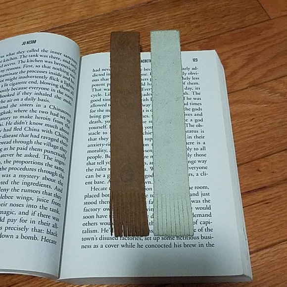 2 leather bookmarks - Picture 3 of 6